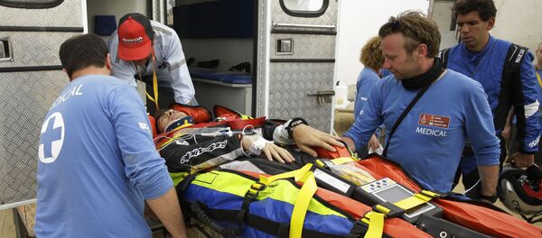 Сотрудники перуанской скорой помощи оказывают помощь пострадавшему - Sputnik Беларусь