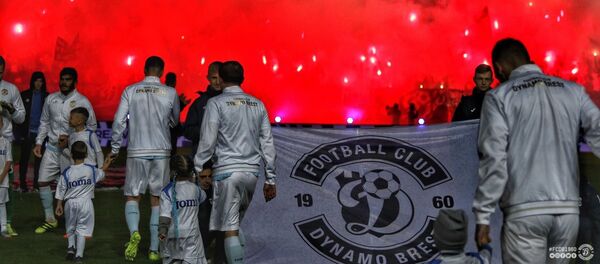 Фанаты используют пиротехнику на матче Динамо-Брест - БАТЭ - Sputnik Беларусь