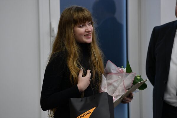 16-летняя Эвелина Безсонова – самый молодой участник конкурса, полученная награда растрогала ее до слез - Sputnik Беларусь