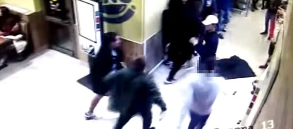 Парни подрались из-за очереди в туалет в минском кафе - видео - Sputnik Беларусь