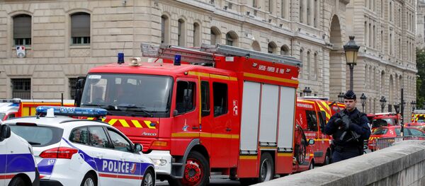 Возле штаб-квартиры французской полиции в Париже - Sputnik Беларусь