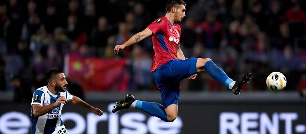 Игрок ЦСКА Звонимир Шарлия (справа) и игрок Эспаньола Матиас Варгас  - Sputnik Беларусь