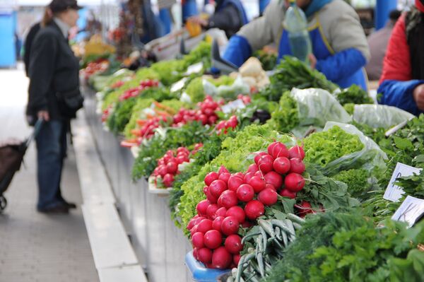 Новости с Комаровки: хурма подешевела, появились первая калина и ананас - Sputnik Беларусь