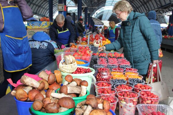 Новости с Комаровки: хурма подешевела, появились первая калина и ананас - Sputnik Беларусь