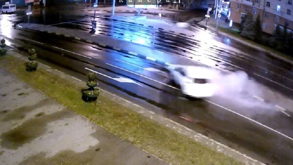 Пьяный водитель влетел в светофор и пытался скрыться - Sputnik Беларусь
