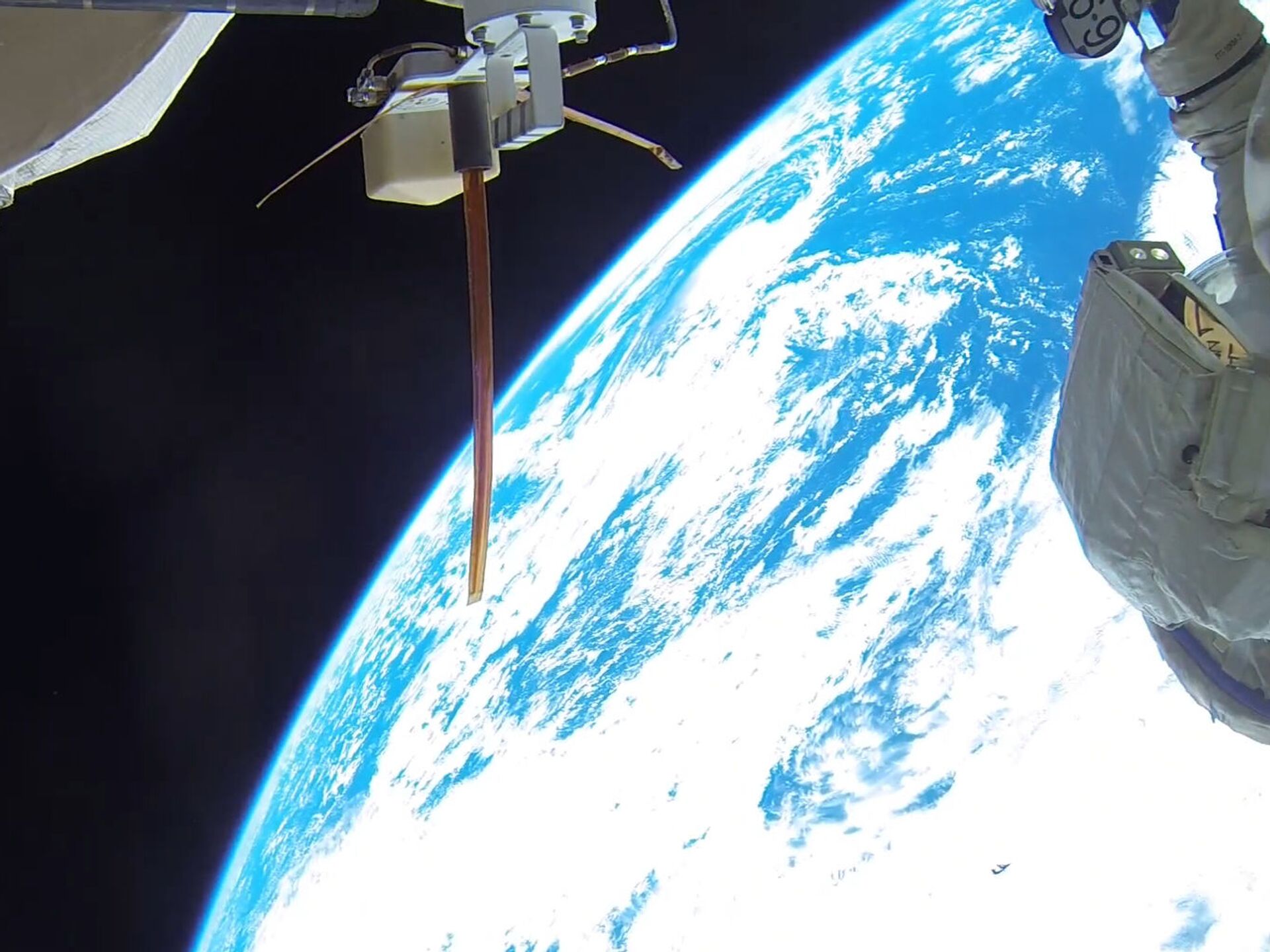 Новости космоса окружающий мир. Открытый космос. Спутник в открытом космосе. Фото Космонавта в космосе. Космическое оружие России.