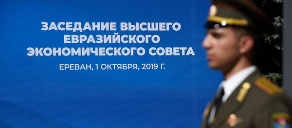 Вайсковец ля рэзідэнцыі прэзідэнта Арменіі Вайсковец ля рэзідэнцыі прэзідэнта Арменіі - Sputnik Беларусь