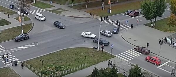 Кто сильнее? Скутер и Mercedes пошли друг на друга в лобовую – видео - Sputnik Беларусь