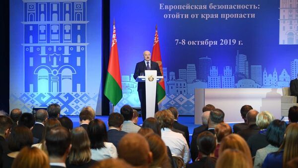Президент Беларуси Александр Лукашенко  на форуме Минский диалог - Sputnik Беларусь