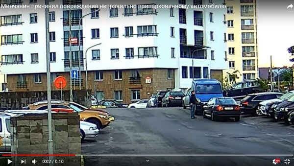 Ногой по зеркалу: ГУВД показало видео конфликта из-за неправильной парковки - Sputnik Беларусь