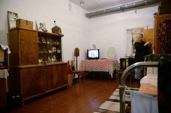 Буфет в советской комнате 1960-х - центр домашнего мира, вокруг которого вращается вся жизнь. - Sputnik Беларусь