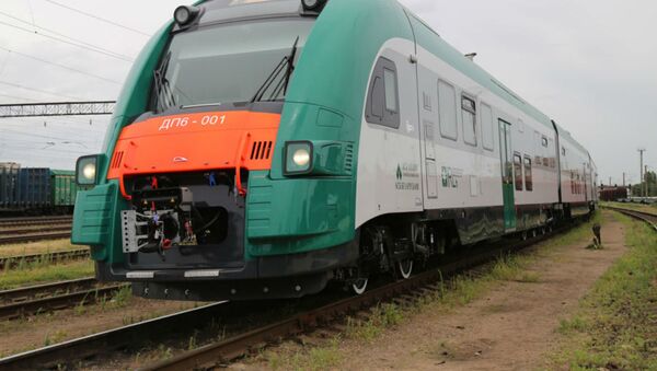 Дизельный поезд PESA ДП6-001 - Sputnik Беларусь