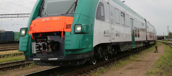 Дизельный поезд PESA ДП6-001 - Sputnik Беларусь