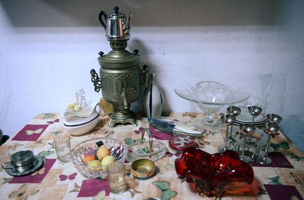 Традиционная сервировка стола. Многие узнают бабушкины и прабабушкины вазочки. - Sputnik Беларусь