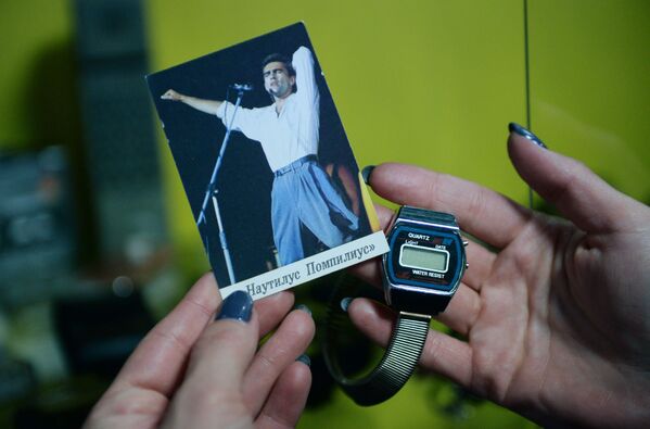 Наручные часы Quartz и открытка с изображением вокалиста группы Наутилус Помпилиус Вячеславом Бутусовым - есть в музее и немного 1980-х. - Sputnik Беларусь