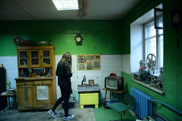 Экспонаты наполняют несколько комнат, стилизованных под советскую эпоху. - Sputnik Беларусь
