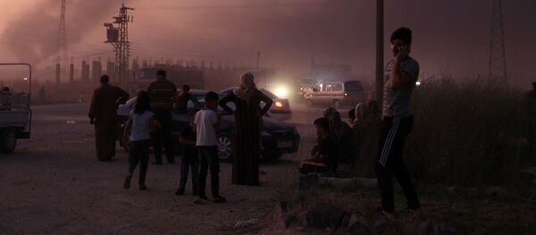 Мирные жители Сирии наблюдают за атакой войск Турции, 9 октября 2019 года - Sputnik Беларусь