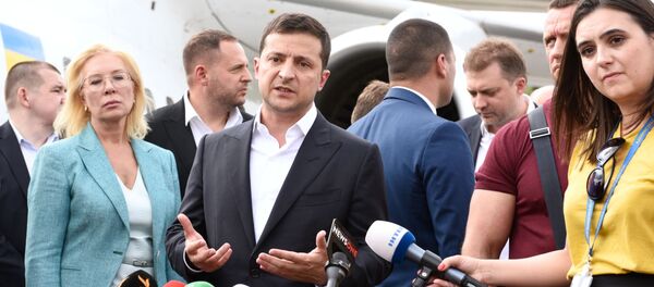 Президент Украины Владимир Зеленский (в центре) - Sputnik Беларусь