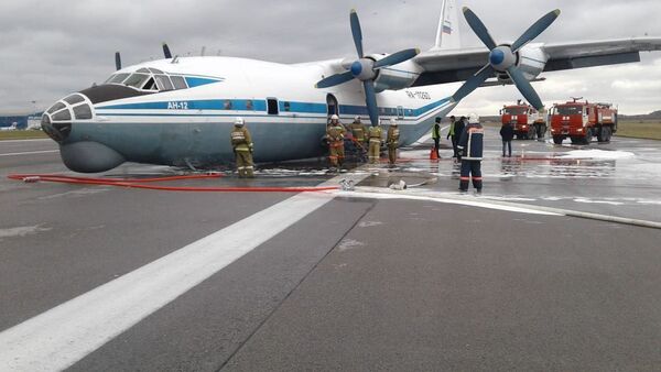 Место аварийной посадки АН-12 в Кольцово - Sputnik Беларусь