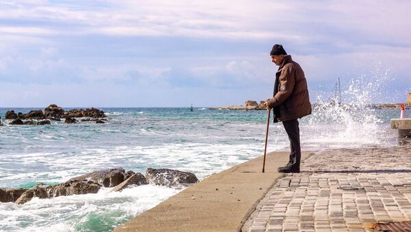 Пожилой человек прогуливается у моря, архивное фото - Sputnik Беларусь