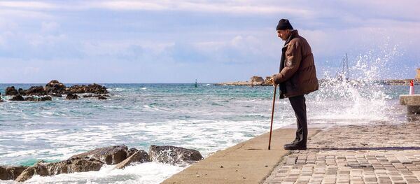 Пожилой человек прогуливается у моря, архивное фото - Sputnik Беларусь