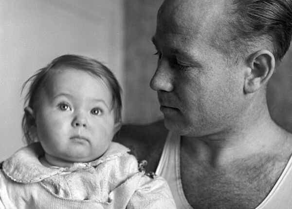 Алексей Леонов с дочерью Викой в Звездном городке, 1962 год. - Sputnik Беларусь
