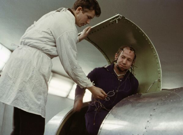 Космонавт Алексей Леонов садится в кабину центрифуги во время тренировок в Центре подготовки космонавтов, 1964 год. - Sputnik Беларусь