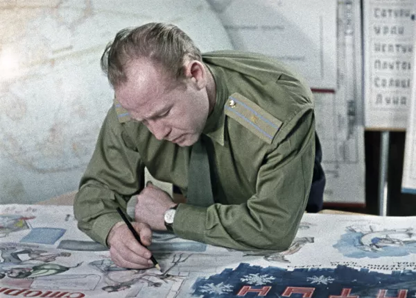 Космонавт Алексей Леонов за оформлением газеты Нептун, 1965 год. Космонавт Алексей Леонов за оформлением газеты Нептун, 1965 год. - Sputnik Беларусь
