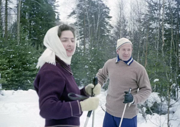 Космонавт Алексей Леонов с женой Светланой на лыжной прогулке, 1965 год. Космонавт Алексей Леонов с женой Светланой на лыжной прогулке, 1965 год. - Sputnik Беларусь