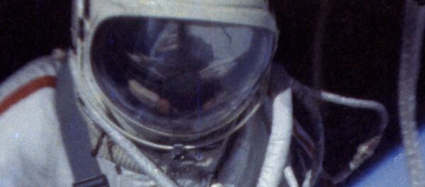 Кадр из документального фильма В скафандре над планетой. Режиссер М. Славинская, операторы П.И. Беляев и А.А. Леонов. Кадр из документального фильма В скафандре над планетой. Режиссер М. Славинская, операторы П.И. Беляев и А.А. Леонов. - Sputnik Беларусь