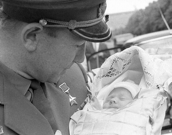 Леонов забирает новорожденную дочку из родильного дома, 1967-й год. - Sputnik Беларусь