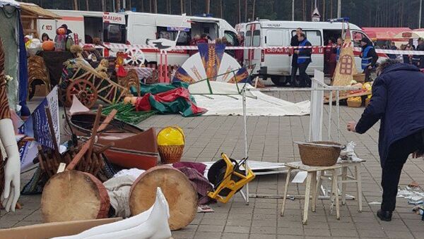 Ветер опрокинул палатку на Дожинках в Борисове – 3 человека в больнице - Sputnik Беларусь