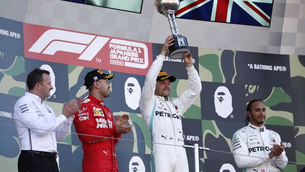 Гонщик Mercedes Валттери Боттас радуется победе в Гран-при Японии  - Sputnik Беларусь