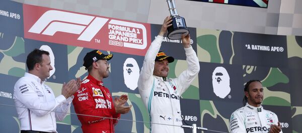Гонщик Mercedes Валттери Боттас радуется победе в Гран-при Японии  - Sputnik Беларусь