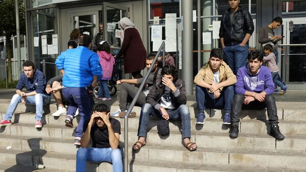Беженцы с Ближнего Востока у выставочного центра в Гамбурге - Sputnik Беларусь