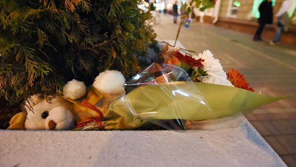 Цветы на месте гибели учительницы в Гомеле - Sputnik Беларусь