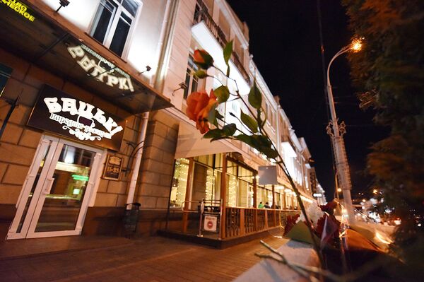 Фотофакт: гомельчане несут цветы к месту гибели учительницы - Sputnik Беларусь