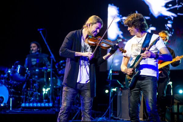 Скрипач-виртуоз Дэвид Гарретт пригласил маму на сцену и умилил Минск - Sputnik Беларусь