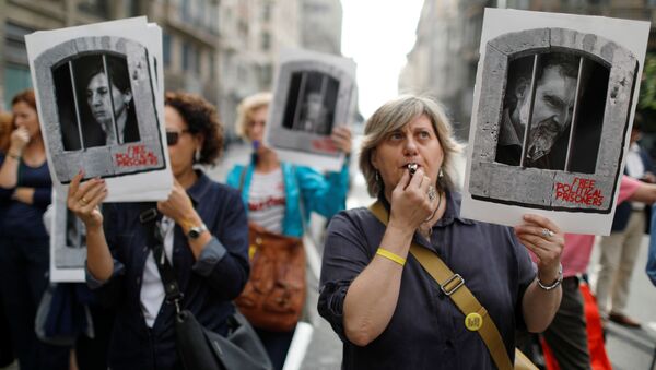 Женщина дует в свисток во время акции протеста после вынесения приговора по делу о референдуме о независимости в Барселоне - Sputnik Беларусь