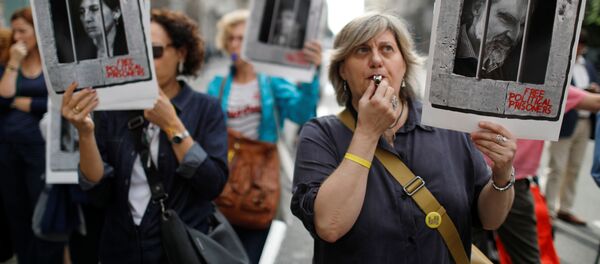 Женщина дует в свисток во время акции протеста после вынесения приговора по делу о референдуме о независимости в Барселоне - Sputnik Беларусь