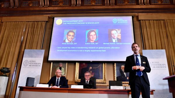 Нобелевскую премию по экономике за 2019 год получили Абхиджит Банерджи, Эстер Дюфло, Майкл Кремер - Sputnik Беларусь