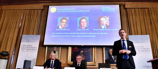 Нобелевскую премию по экономике за 2019 год получили Абхиджит Банерджи, Эстер Дюфло, Майкл Кремер - Sputnik Беларусь