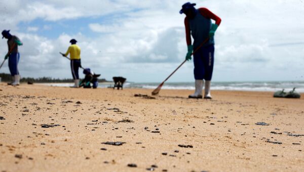 На пляже Корурипи в штате Алагоас, Бразилия, убирают разлитую нефть - Sputnik Беларусь