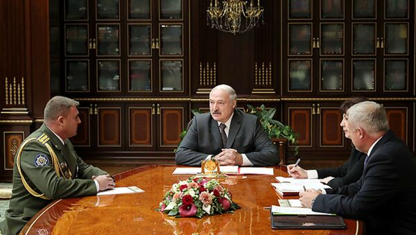 Президент Александр Лукашенко назначил Юрия Назаренко командующим внутренними войсками - Sputnik Беларусь