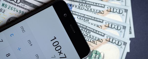 Калькулятар і купюры амерыканскіх долараў Калькулятар і купюры амерыканскіх долараў - Sputnik Беларусь