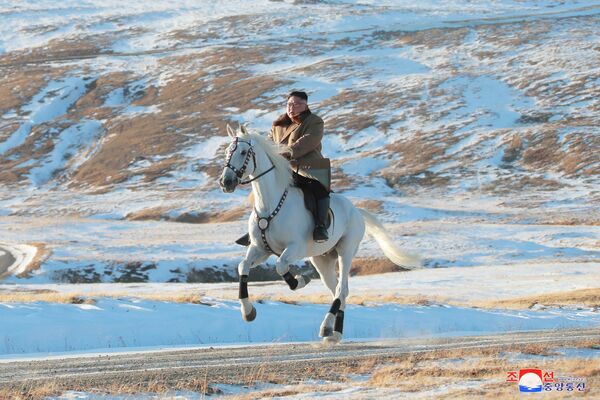 Ким Чен Ын скачет на коне на священной горе Пэкту - Sputnik Беларусь