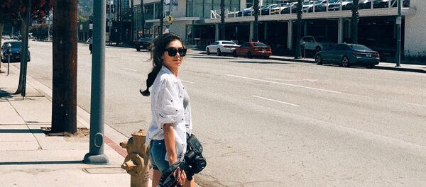 Агата Климович возле режиссерской школы в Лос-Анджелесе - Олег Тактаров начина свою актерскую карьеру здесь - Sputnik Беларусь