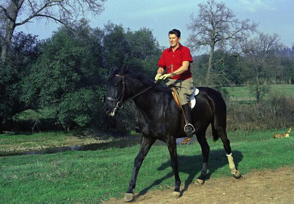 40-й президент США Рональд Рейган верхом на лошади на своем ранчо возле Оберна, Калифорния - Sputnik Беларусь