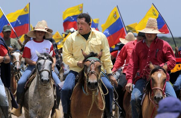 Президент Венесуэлы Уго Чавес верхом на лошади во время его еженедельного воскресного шоу Alo Presidente - Sputnik Беларусь