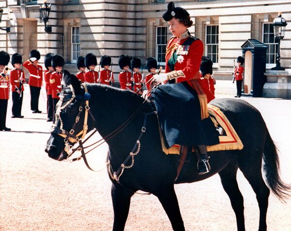 Британская королева Елизавета II верхом на своей бирманской лошади - Sputnik Беларусь